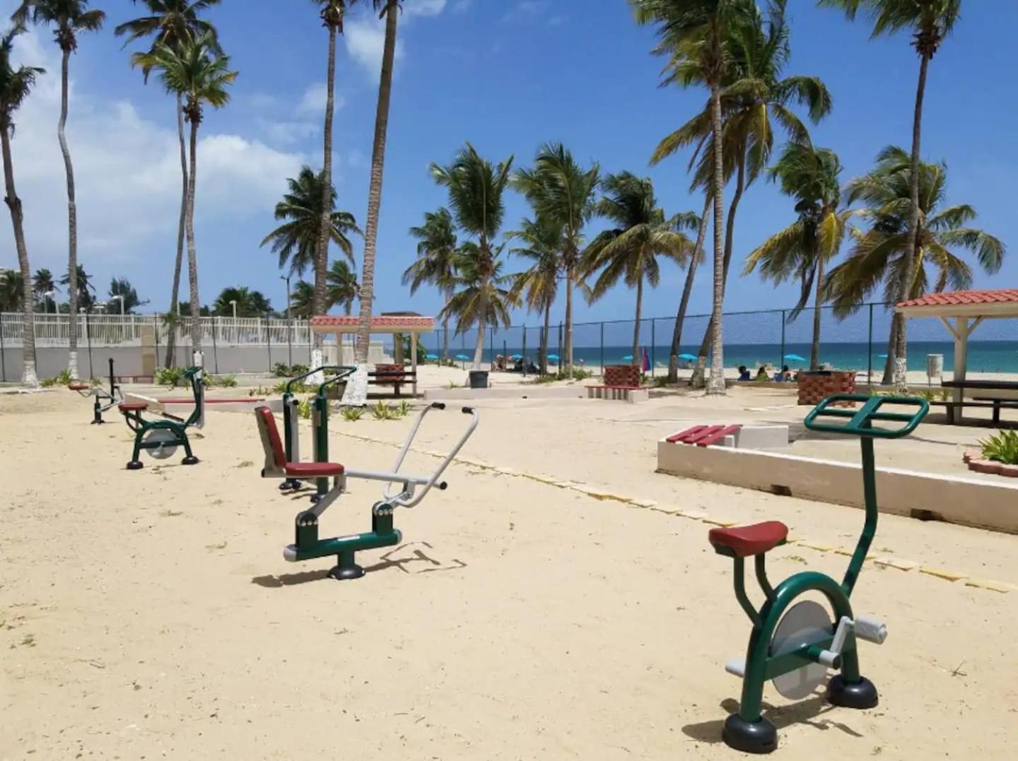 Sunset Paradise Cozy Beachfront Escape - Isla Verde San Juan Buitenkant foto