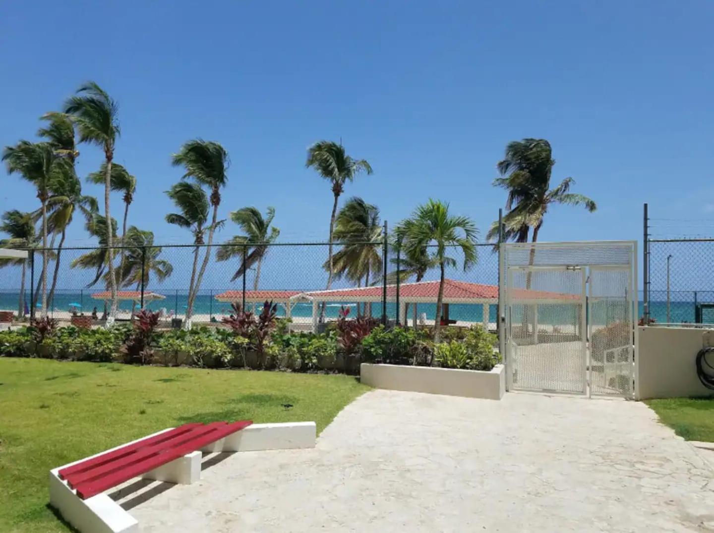 Sunset Paradise Cozy Beachfront Escape - Isla Verde San Juan Buitenkant foto