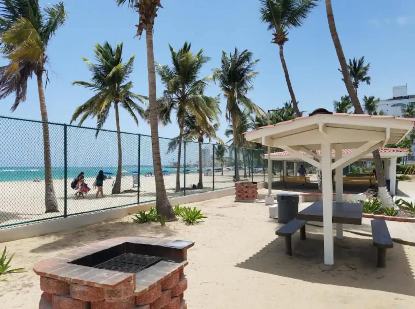 Sunset Paradise Cozy Beachfront Escape - Isla Verde San Juan Buitenkant foto