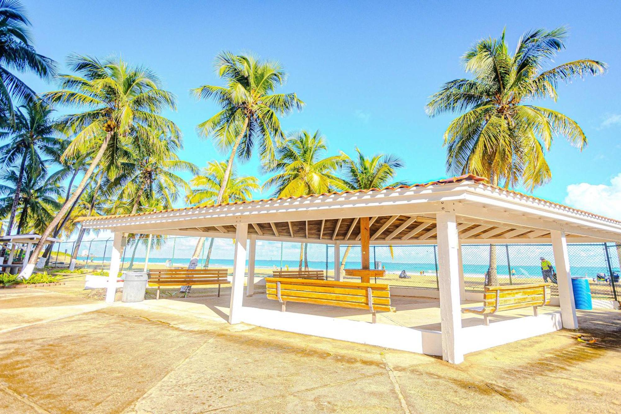 Sunset Paradise Cozy Beachfront Escape - Isla Verde San Juan Buitenkant foto