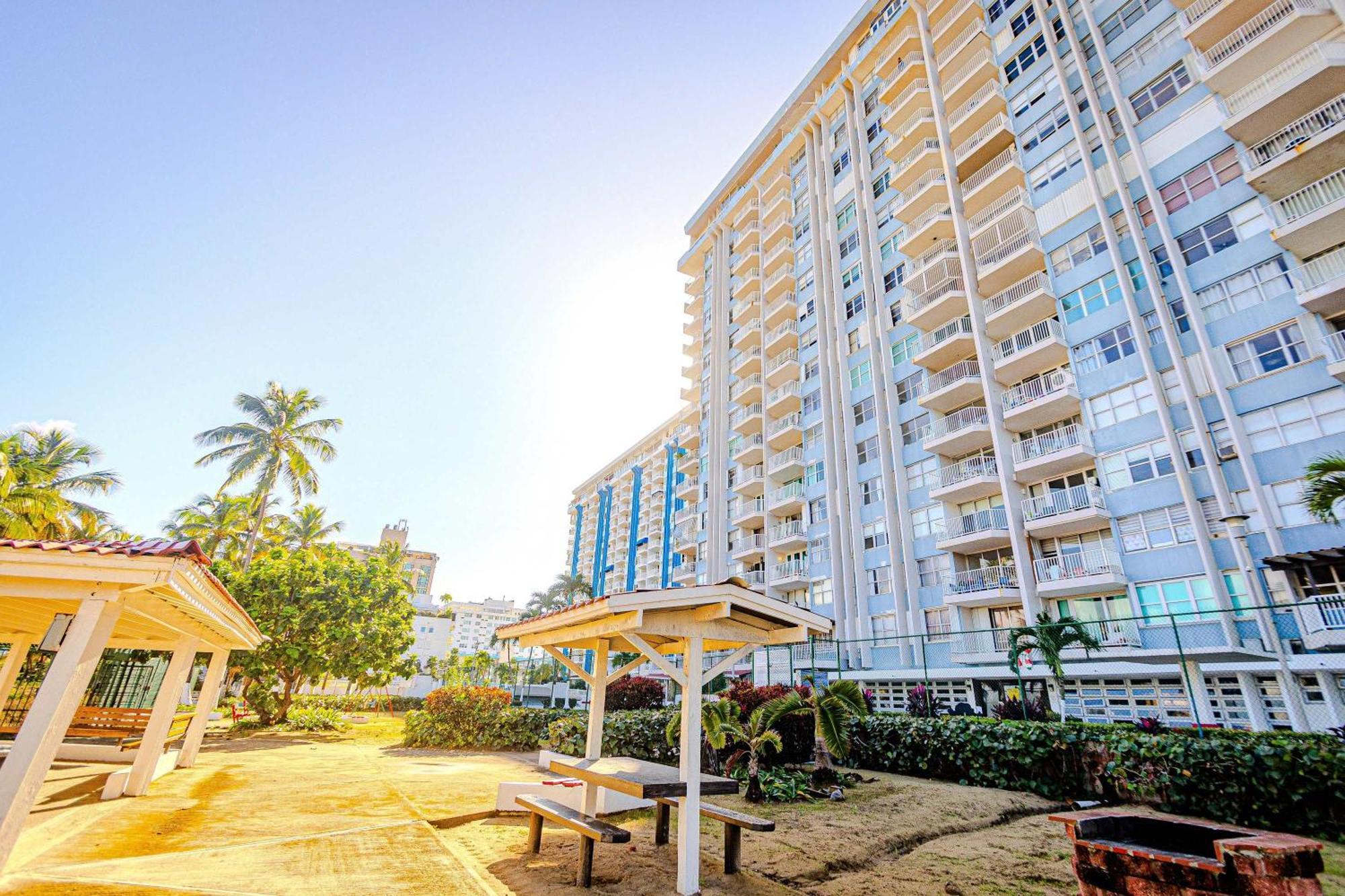 Sunset Paradise Cozy Beachfront Escape - Isla Verde San Juan Buitenkant foto