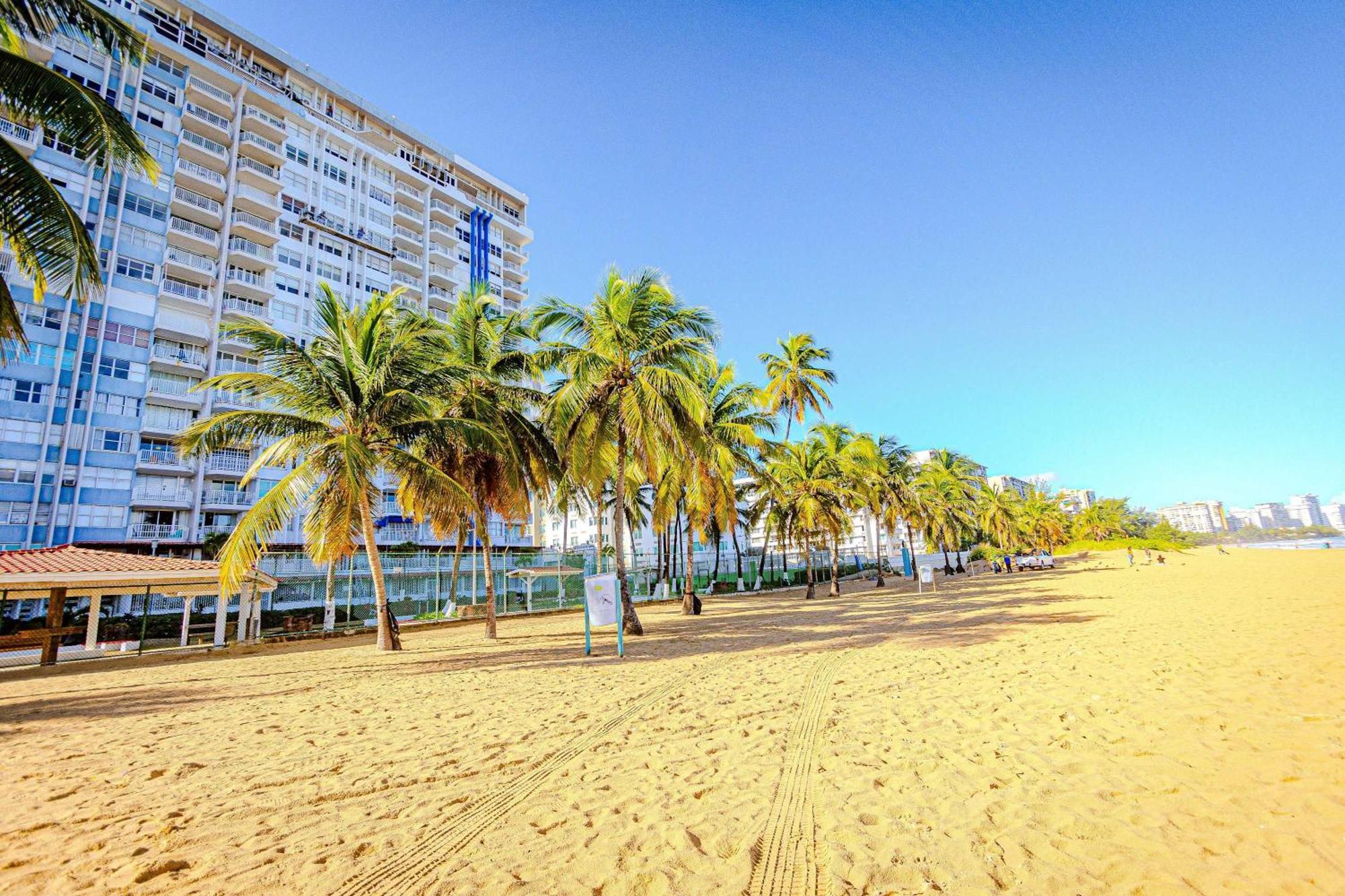 Sunset Paradise Cozy Beachfront Escape - Isla Verde San Juan Buitenkant foto